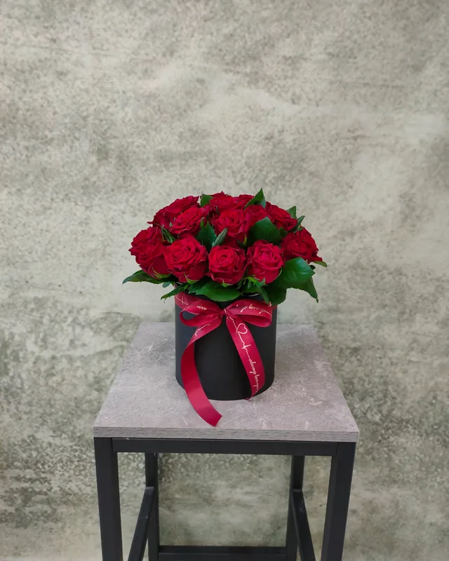 Красные розы 🌹 в чёрной коробке